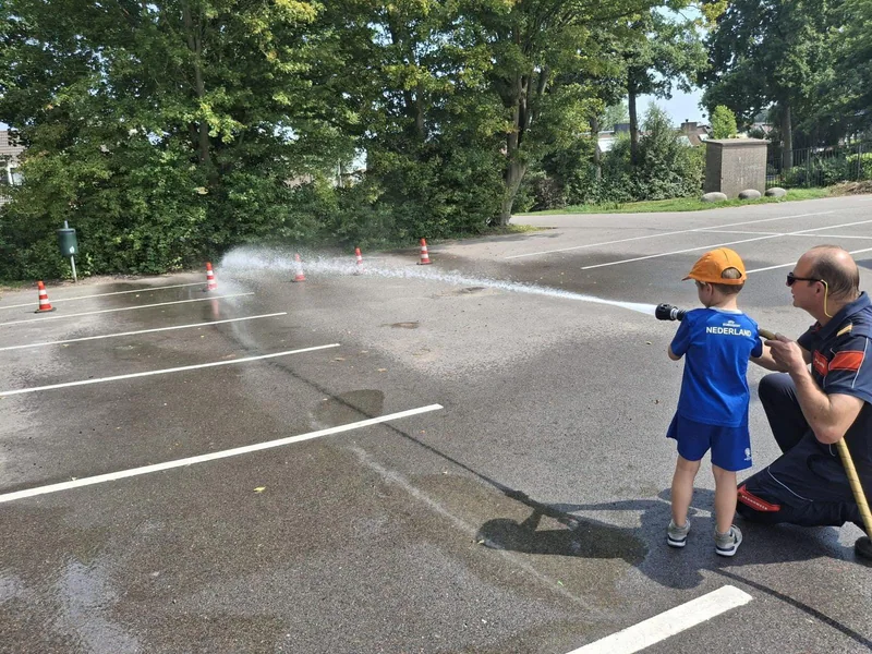 Opa trakteert kinderen en kleinkinderen op kijkje achter de schermen bij brandweer Leimuid
