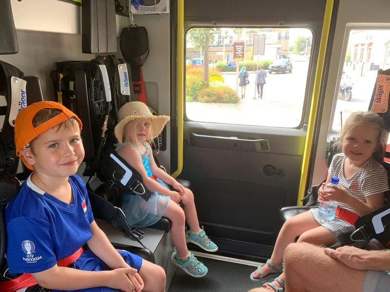 Opa trakteert kinderen en kleinkinderen op kijkje achter de schermen bij brandweer Leimuid