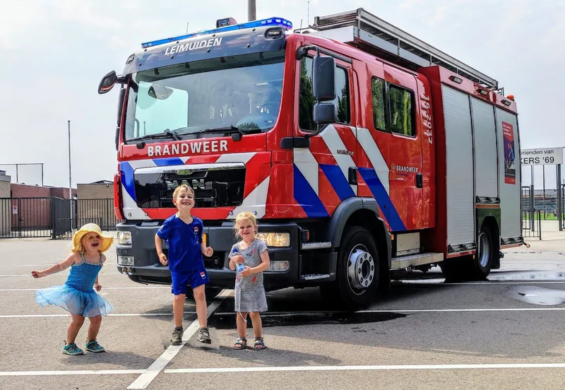 Opa trakteert kinderen en kleinkinderen op kijkje achter de schermen bij brandweer Leimuid