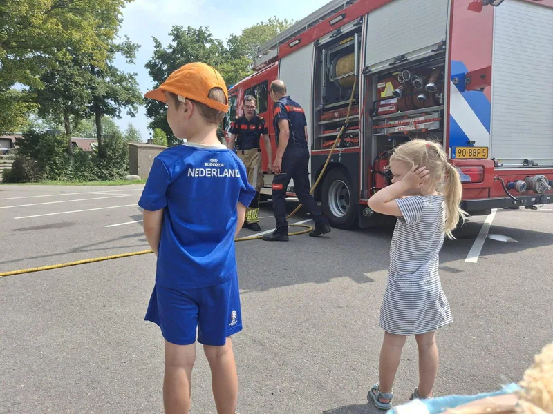 Opa trakteert kinderen en kleinkinderen op kijkje achter de schermen bij brandweer Leimuid