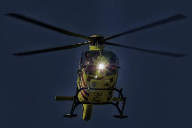 Patient met de ladderwagen naar beneden geholpen