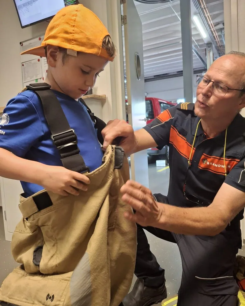 Opa trakteert kinderen en kleinkinderen op kijkje achter de schermen bij brandweer Leimuid