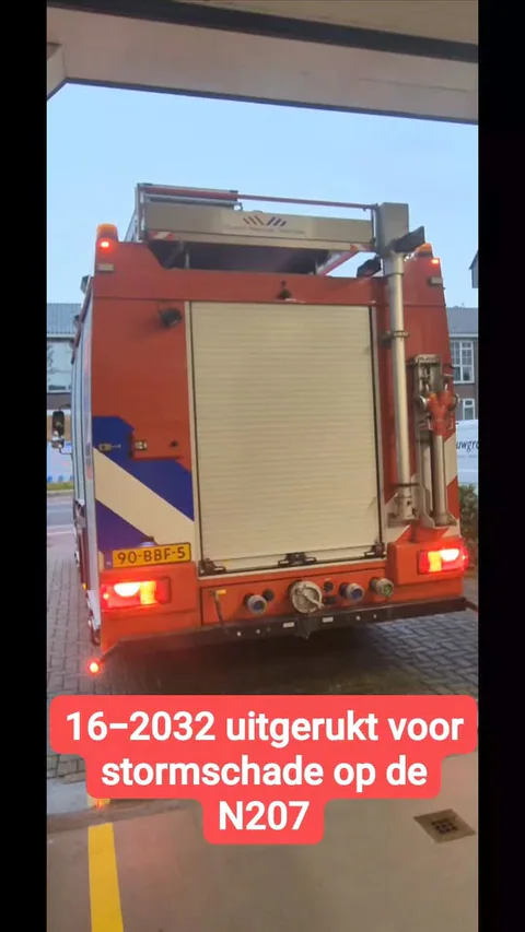 We zijn Prio2 onderweg voor een stormschade op de N207 te #woubrugge .